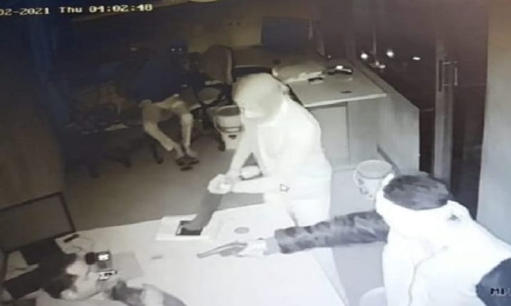 नकाबपोश बदमाशों ने कट्टे की नोक पर लूटा पेट्रोल पंप